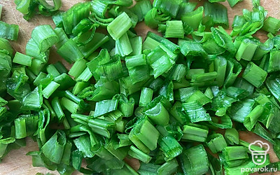 Мелко шинкуем зеленый лук.