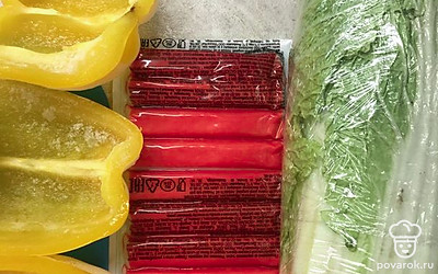 Все ингредиенты нарезать мелко соломкой.