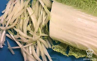 Капусту нашинковать соломкой и отправить в глубокую миску.