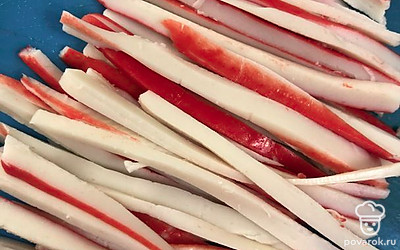Крабовые палочки нарезать соломкой.