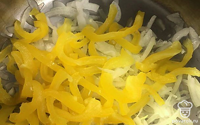 Перец тоже нашинковать соломкой и смешать с нарезанным луком.