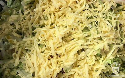 Добавить все нарезанные продукты в общую миску.