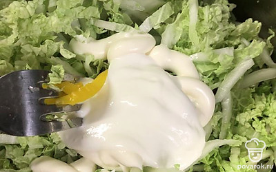 Посолить, приправить майонезом. Перемешать.