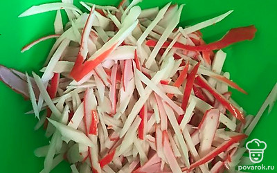 Расщепляем на волокна крабовые палочки.