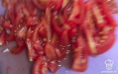 Режем помидоры на тонкие половинки.