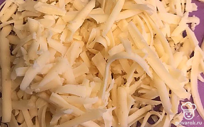 Трем сыр на крупной терке.