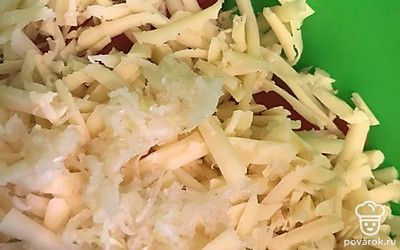 Измельчаем на терке чеснок и смешиваем все ингредиенты. 