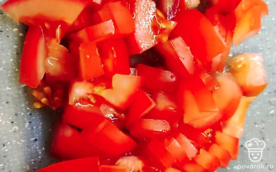 Нарежьте кубиками помидоры.