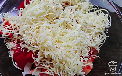 Добавьте тертый сыр, майонез, соль (по вкусу), перемешайте.