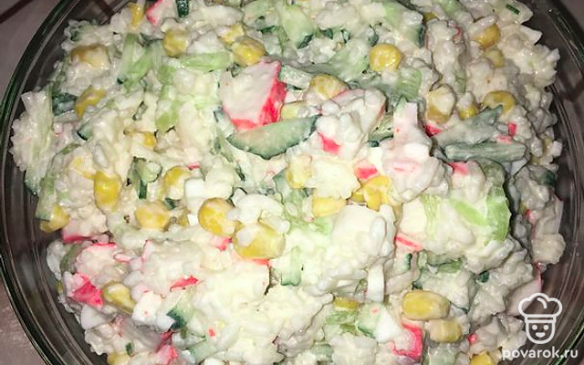 Салат «Крабовый» с рисом, яйцом и кукурузой — Рецепт с фото