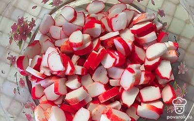 Отвариваем рис и яйца. Рис мне больше нравится длиннозернистый и пропаренный, он не разваривается и не слипается. Пока все остывает, начинаем резать крабовые палочки.