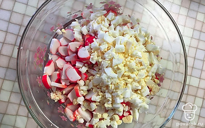 Затем режем яйца и добавляем их к крабовым палочкам.