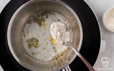 Растопите в небольшом сотейнике сливочное масло. Пропустите через пресс чеснок, добавьте его в масло. Всыпьте муку, обжаривайте ее на среднем огне, постоянно помешивая венчиком, в течение 1 минуты.