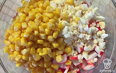 Высыпаем кукурузу.