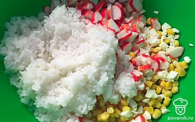 Добавляем рис. Я решила поменять тарелку на более глубокое блюдо, чтобы мне было удобнее потом перемешивать салат.