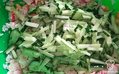 Режем тонкой соломкой огурец. 