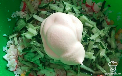 Заправляем салат майонезом и солью по вкусу. Все перемешиваем. Салат готов! 