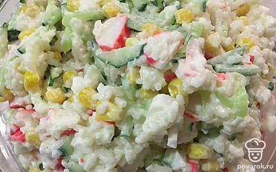 Для подачи на стол перекладываем наш салат в салатник. 