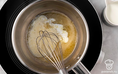 Продолжая помешивать венчиком, тонкой струйкой влейте в сотейник молоко. Продолжайте перемешивать соус и нагревать его до загустения. Добавьте соль, прованские травы, перемешайте и снимите с огня.