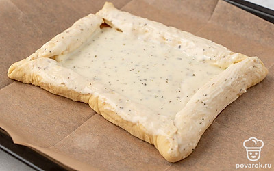 Выложите соус на пиццу и распределите его по всей поверхности, захватывая бортики.