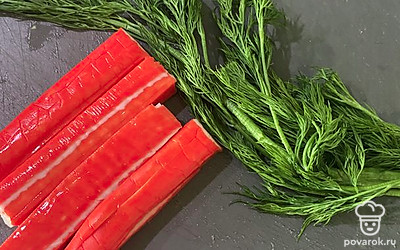 Сварите яйца и рис. Пока они остывают, нарезаем крабовые палочки кубиками.