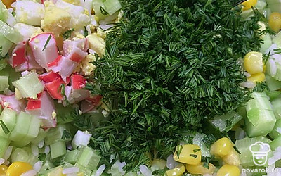 Далее добавляем в миску с крабовыми палочками: огурцы, порезанные кубиками, яйца и рис. Из банки с кукурузой выливаем жидкость и кукурузу так же отправляем в миску. Укроп мелко режем и так же добавляем в салат. Заправляем все майонезом.