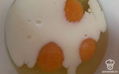 Разбить в миску яйца, добавить молоко, соль и хорошо перемешать.