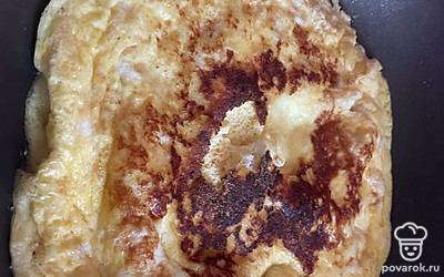 Зажарить омлетный блинчик, переворнуть.