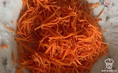 Морковь натереть на терке.