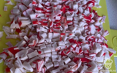 Крабовые палочки нарезать.