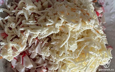Сыр заморзить и натереть на терке.