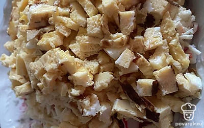 Омлет нарезать кусочками, чеснок измельчить.