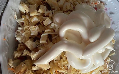 Соединить все ингредиенты вместе. Добавить майонез. Перемешать.