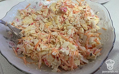 Салат готов. Подавайте порционно. Приятного аппетита!