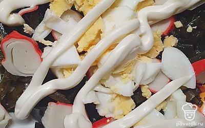 Порезать отварные яйца и смазать майонезом. 