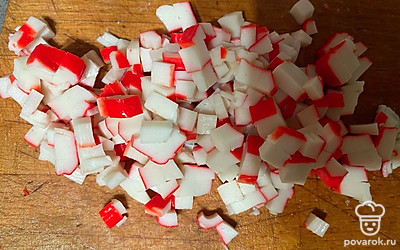 Крабовые палочки нарежьте небольшими кубиками. 