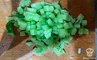 Огурец нашинкуйте кусочками. Если кожица горькая, то лучше счистить ее. 