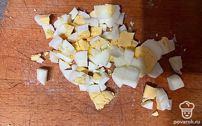 Яйца отварите вкрутую и порежьте небольшими кубиками. 