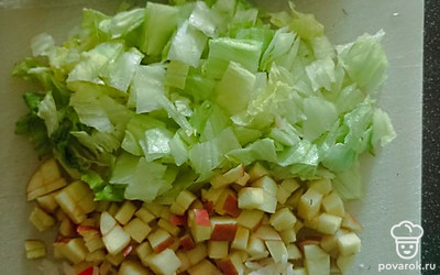 Нарезать салат, яблоки, крабовые палочки, зелень.