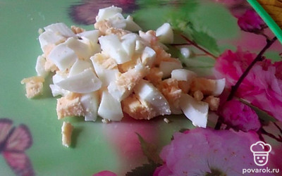 Отварить рис и яйца. Яйца нарезать средними кусочками.