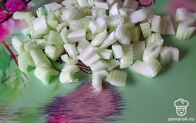 Нарезать огурец и стебель сельдерея.