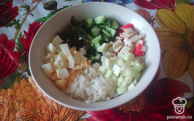 Соеденить все компоненты, в том числе отварной рис и морскую капусту, посолить.