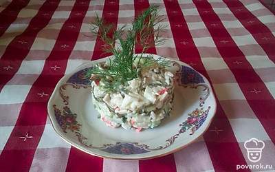 Салат можно украсить веточкой укропа.