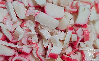 Нарезаем кубиками крабовые палочки.