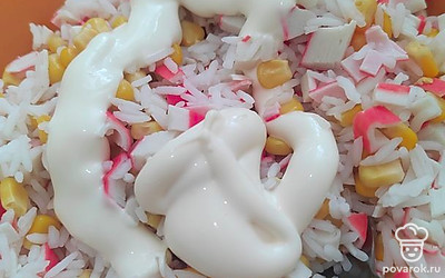 Отвариваем рис до готовности (желательно заранее замочить, тогда варить быстро получится, минут 5), промываем в холодной воде. Всю воду сливаем хорошо, добавляем рис к другим ингредиентам. Добавляем майонез.