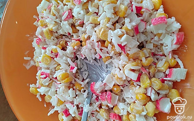 Солим, хорошо перемешиваем. Салат готов!