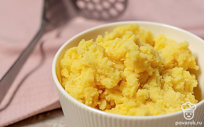 Переложите готовый картофель и миску и разомните вилкой или толкушкой, чтобы получилось пюре.