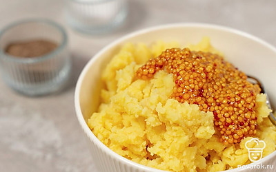 Добавьте к картофелю горчицу, соль и перец по вкусу. Хорошо перемешайте массу до однородности.