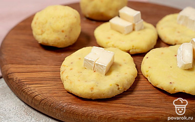 В центр лепешки положите кусочек камамбера и сформируйте шарик. Проделайте эти же действия со всеми ингредиентами.