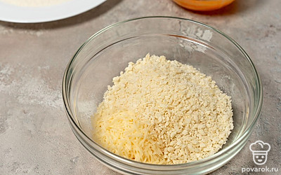 Натрите твердый сыр. Смешайте его с панировочными сухарями. На отдельную тарелку насыпьте муку. В миску разбейте яйца и взбейте их вилкой или венчиком.